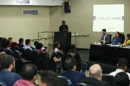 Membros do Fórum Sindical e representantes classistas de vários segmentos do serviço público também estiveram no debate