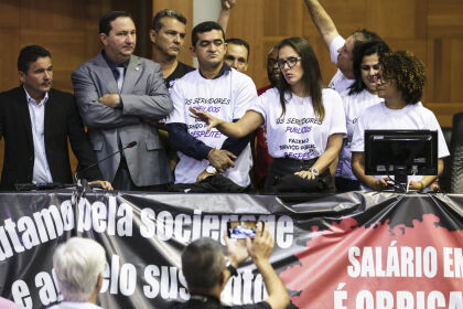 Deputados Janaina Riva, Valdir Barranco, João Batista e Elizeu Nascimento atendem servidores