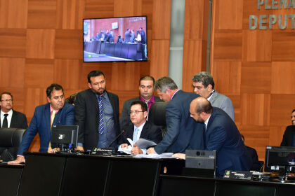 Sessão plenária extraordinária que votou o Pacto por Mato Grosso