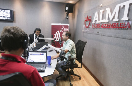 Rádio Assembleia entrevista o deputado Paulo Araújo