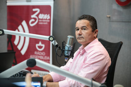 Deputado João Batista concede entrevista à Rádio Assembleia