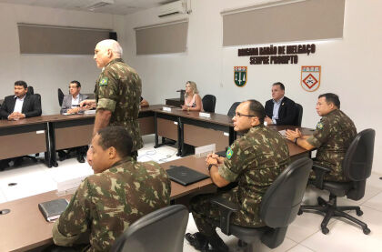 Deputado Silvio Fávero e senadora visitam Exército e debatem fronteira