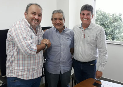 Deputado Valmir Moretto em reunião com secretário da Sinfra e prefeito de Pontes e Lacerda