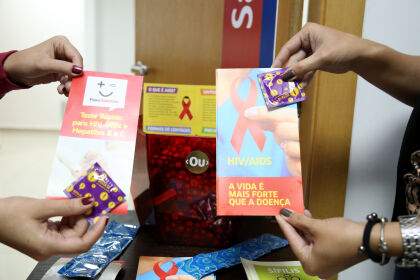 Gabinete do Dr. João distribui camisinhas em campanha de conscientização contra DST