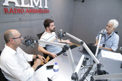 Diego Beraldi e Moacir Francisco, da Rede Cineclubista, no programa Fusão.com, da Rádio Assembleia