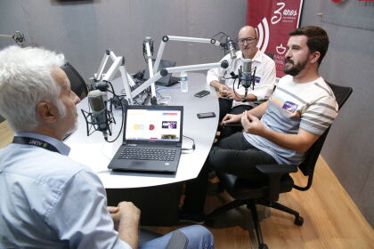 Diego Beraldi e Moacir Francisco, da Rede Cineclubista, no programa Fusão.com, da Rádio Assembleia