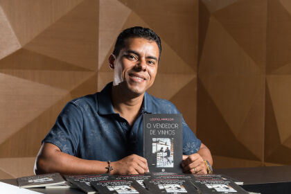 Leonel Arruda lança livro no Zulmira Canavarros