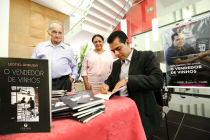 Leonel Arruda lança livro de ficção no Teatro Zulmira Canavarros