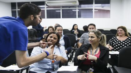 Projeto de lei torna capacitação em Libras critério de desempate em concursos de Mato Grosso