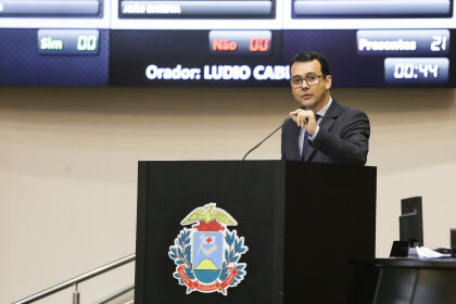 Lúdio Cabral propõe leis para proibir pulverização aérea e renúncia fiscal de agrotóxicos