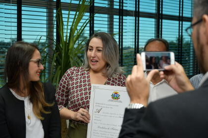 Presidente Janaina Riva entrega título de cidadania mato-grossense para defensora pública Lindalva Ramos