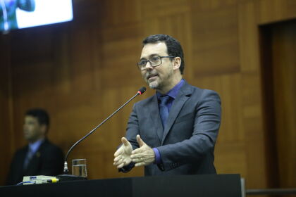 Lúdio Cabral cita aumento de arrecadação e diz que governo tem recursos para atender professores
