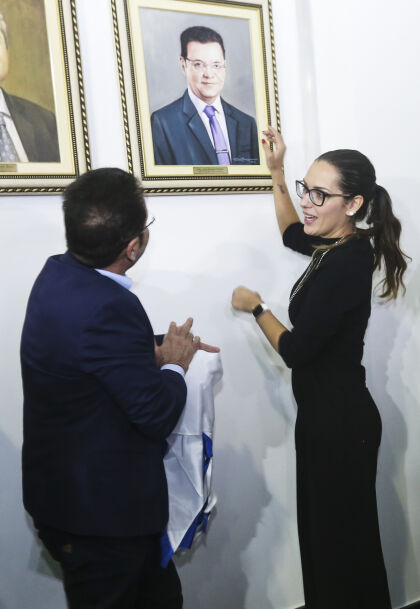 Deputado Eduardo Botelho reassume a presidência da ALMT com inauguração do retrato na Galeria dos Presidentes