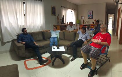 Padres de Rondonópolis buscam apoio de deputado para reforma de paróquia