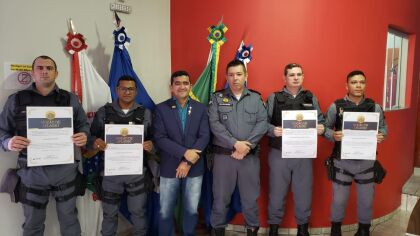Os policiais do 16º Batalhão da PM de Água Boa foram homenageados pelo deputado Elizeu Nascimento
