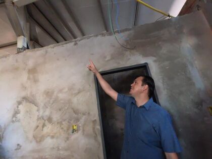 Deputado vistoria detalhes da obra em escola em Rondonópolis