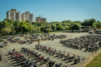 A nova lei compreende veículos apreendidos, removidos, depositados ou abandonados em pátios públicos ou privados e demais estabelecimentos, a exemplo do Detran-MT