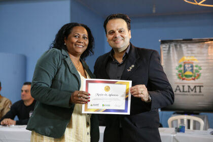 Deputado entrega Moção de Aplausos em Rondonópolis para servidora da PJC