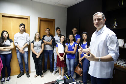 Alunos da Escola Estadual São José do Rio Claro visitam ALMT