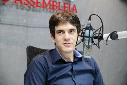 Eduardo Manciolli fala sobre o projeto "Escola do Legislativo em Movimento" na Rádio Assembleia