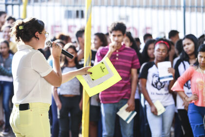 Com foco em adolescentes, Assembleia Social promove campanha Setembro Amarelo em escola pública