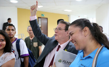 Deputado reforça importância do exercício da cidadania a estudantes de Cuiabá