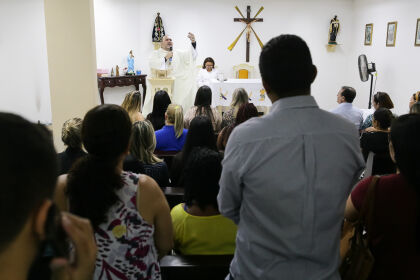 Deputados Janaina Riva e Sílvio Fávero prestigiam missa na Capela de N.S. do Pantanal
