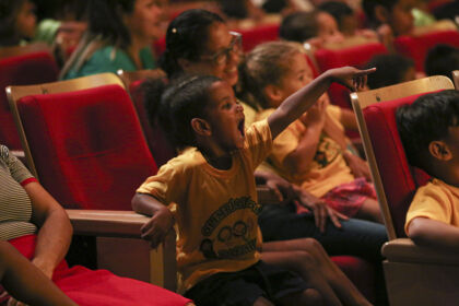 Espetáculo infantil é exibido para público de agendamento escolar em comemoração ao Dia das Crianças