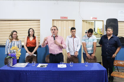 Deputado Wilson Santos entrega moção de aplausos a estudante de Várzea Grande