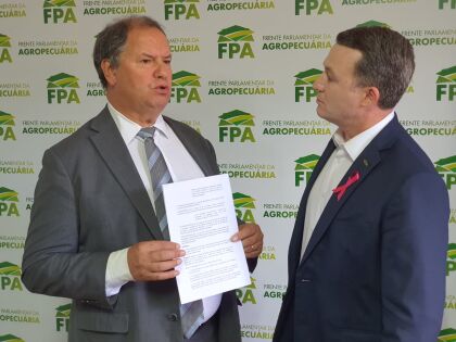 Dal Molin entrega minuta de decreto ao presidente da FPA, deputado federal Alceu Moreira