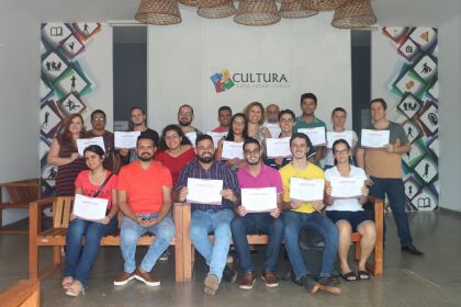 Turma ostentando certificados emitidos pela Assembleia Social