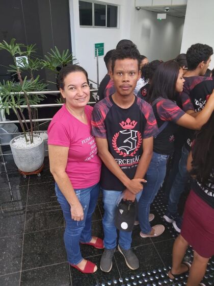 A professora de sociologia, Luciene Naves Correia, e o estudante Pedro Henrique, 17 anos, ficaram entusiasmados com a visita