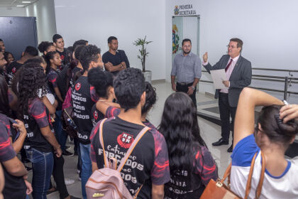 Dr. Gimenez recebeu nesta manhã uma turma de estudantes da Escola Estadual Juarez Rodrigues, do bairro Santa Laura, em Cuiabá