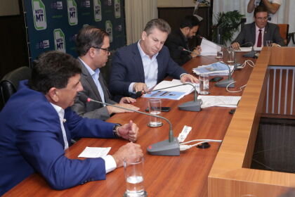 Comissão de Saúde entrega relatório ao governador Mauro Mendes