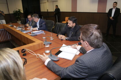 Comissão de Saúde entrega relatório ao governador Mauro Mendes