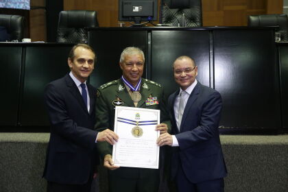 General do Exército é homenageado em evento alusivo aos 300 anos de Cuiabá