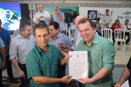 Max Russi entregou, a um dos beneficiados, o título definitivo