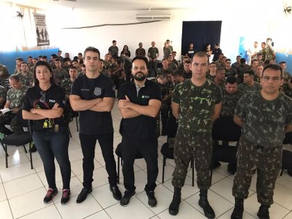 As palestras são iniciativas do deputado estadual, Delegado Claudinei e foram realizadas nesta segunda-feira (25) – “Dia Internacional de Combate à Violência Contra a Mulher