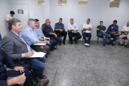 Deputado Valmir Moretto e prefeitos da região oeste reunidos com o secretário de segurança Alexandre Bustamante