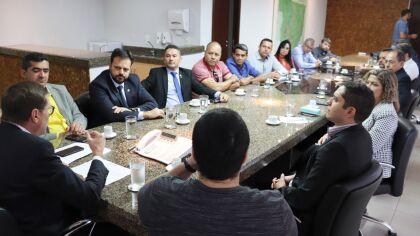 A reunião aconteceu na sala de reuniões do governador Mauro Mendes (DEM), no Palácio Paiaguás, e foi articulada pelo deputado Delegado Claudinei.