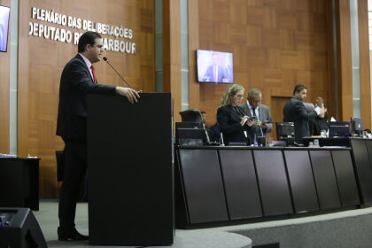 Thiago discursa no plenário