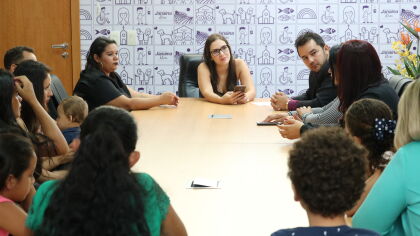 Deputada Janaína Riva entrega moções de congratulações aos voluntários do projeto social Amigos da Comunidade de São José do Rio Claro