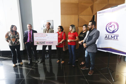 Assembleia Social entrega cheque simbólico com o valor arrecadado das vendas do Bazar Solidário para Hospital Amparo de Rosário Oeste