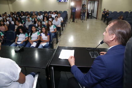 Deputado Wilson Santos homenageia estudantes da escola Paciana Torres de Santana