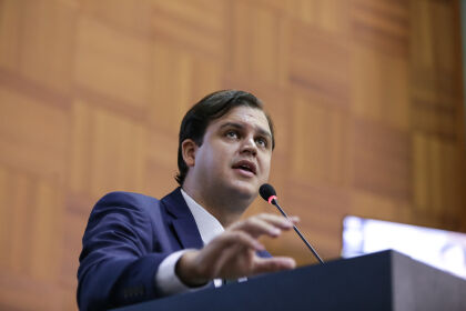 Thiago discursa na tribuna da AL-MT