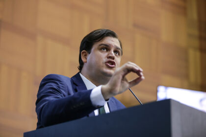 Thiago na plenária da AL-MT