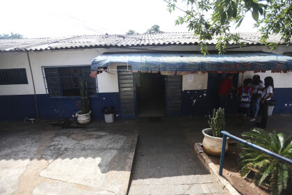 Fachada da Escola Fenelon Muller, na Grande CPA, em Cuiabá