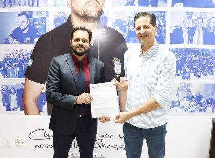 Deputado Claudinei entrega cópia da emenda de R$ 2 milhões que destinou à PJC