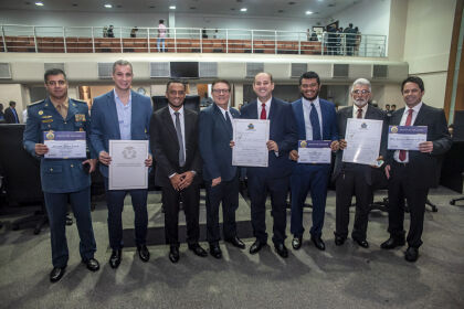 Vereadores da região oeste, representantes das forças de segurança e os deputados Dr. Eugênio e Faissal estão entre os homenageados