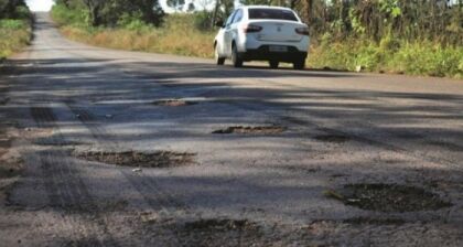 Buracos, falta de acostamento e de sinalização são alguns problemas da MT 175 que corta os municípios de Araputanga, Quatro Marcos e Mirassol D'Oeste